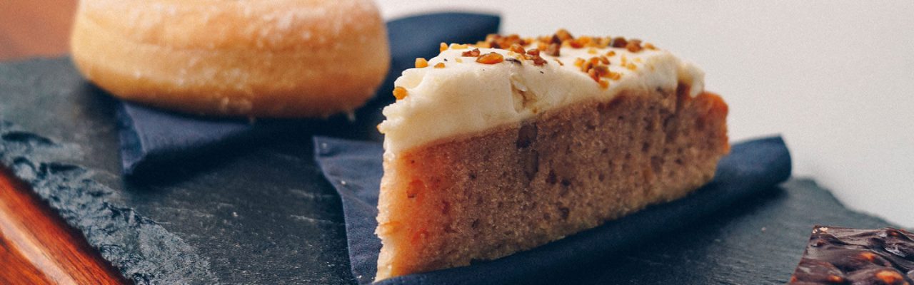 Ein Donut, ein Stück Kuchen und ein Riegel.