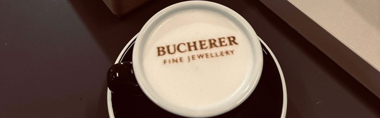 Eine Kaffeetasse. Im Schaum steht "Bucherer. Fine Jewellery."