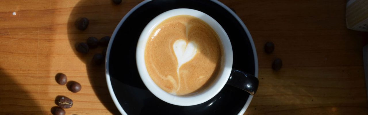 Ein Latte-Art-Herz auf Kaffeeschaum.