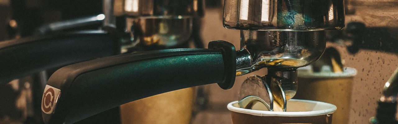 Zwei Siebträger sind in Kaffeevollautomaten eingespannt.